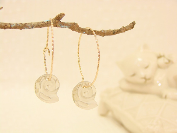 海蝸牛水晶 18Kgf圈圈耳環˙Jill&Joe獨家設計款˙施華洛世奇水晶元素 影子銀 金色大圈 第1張的照片