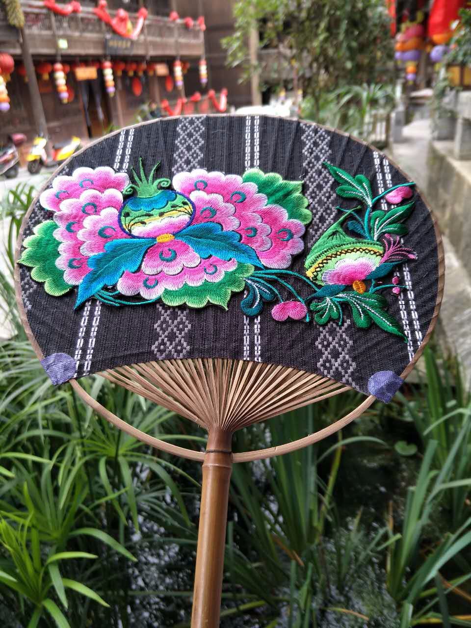 グレー 訪問着 扇子と花の刺繍 薄いグレーの訪問着 蝶と扇子の刺繍