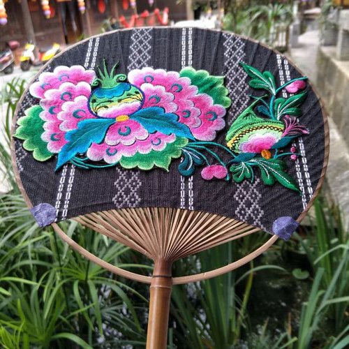 ＜けいこ様オーダー＞ハンドメイド刺繍3点 遮光器土偶、の刺繍。ピンクの方は大きめな作品で、もう一つは