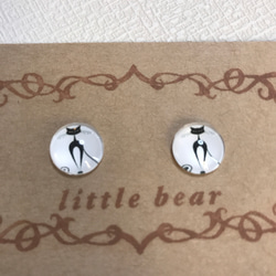 ワンポイントピアス モノトーン 猫 little bear 2枚目の画像