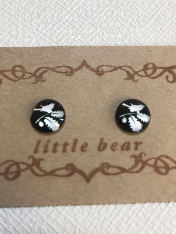 ワンポイントピアス モノトーン 鳥 little bear 2枚目の画像