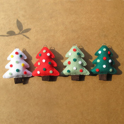 手工不織布吊飾：可愛點點聖誕樹（手機吊飾、鑰匙圈、包包吊飾） 第1張的照片