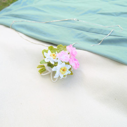 レースかぎ針編み　レンゲソウとエーデルワイスの小さい花のネックレス　925シルバーチェーンアクセサリー　 2枚目の画像