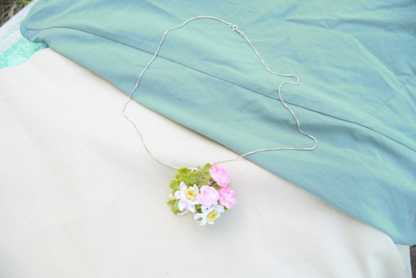 レースかぎ針編み　レンゲソウとエーデルワイスの小さい花のネックレス　925シルバーチェーンアクセサリー　 4枚目の画像