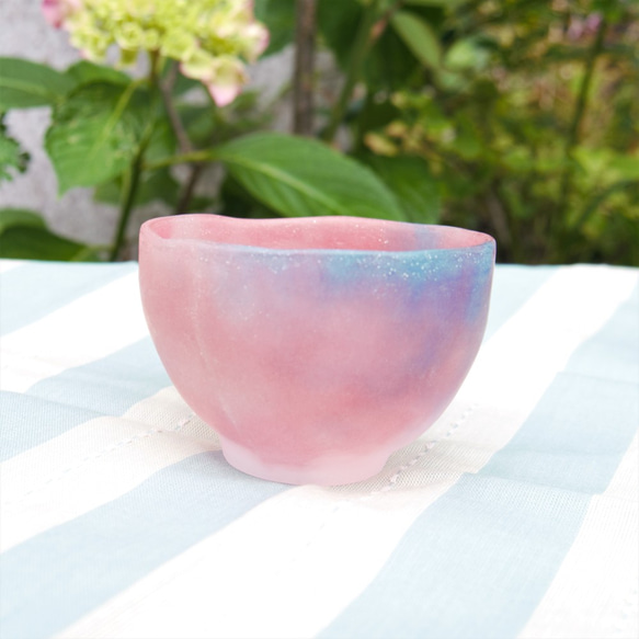 幻のガラス工芸パートドヴェール技法で制作した桜をモチーフにした紅色のぐい呑み　酒カップ　小鉢 2枚目の画像