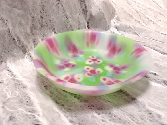 幻のガラス工芸パートドヴェール技法で制作　お花畑のようなサラダボウル小鉢 2枚目の画像