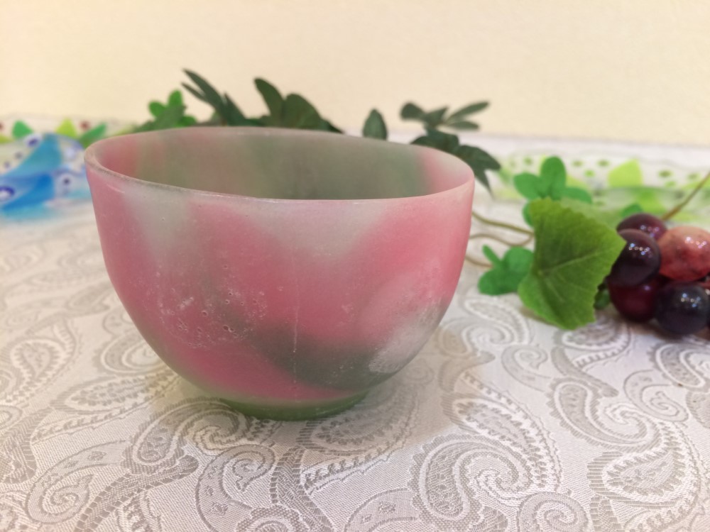 幻のガラス工芸パートドヴェール技法で制作した桜の模様のあるピンク色