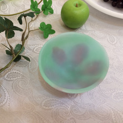 幻のガラス工芸パートドヴェール技法で制作した花文様青緑の杯　酒カップ 2枚目の画像