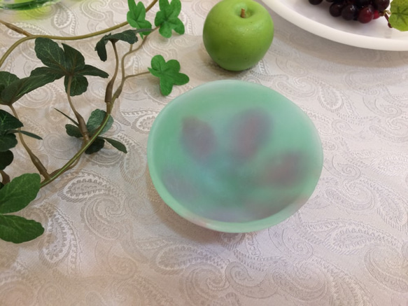 幻のガラス工芸パートドヴェール技法で制作した花文様青緑の杯　酒カップ 2枚目の画像