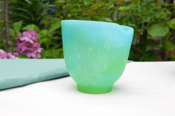 幻のガラス工芸パートドヴェール技法で制作した秘色(青磁色）の波口タンブラー　酒カップ 2枚目の画像