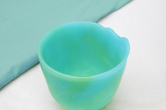 幻のガラス工芸パートドヴェール技法で制作した秘色(青磁色）の波口タンブラー　酒カップ 4枚目の画像