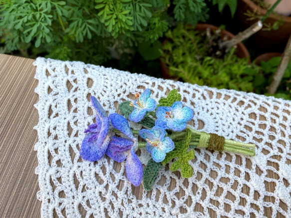 レースかぎ針編み　ショウブとネモフィラのミニフラワー小さい花のブローチ　コサージュ　 6枚目の画像