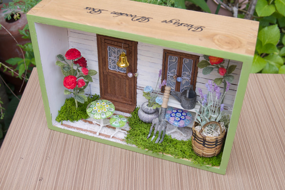 レースかぎ針編み「ガーデニング好きのバラの庭」ミニガーデン　ジオラマ　ミニチュア雑貨　小さなお部屋シリーズ 3枚目の画像