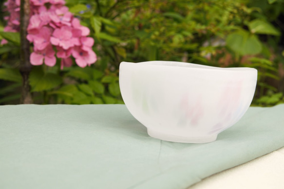 幻のガラス工芸パートドヴェール技法で制作した乳白色小花紋小鉢　茶わん 2枚目の画像