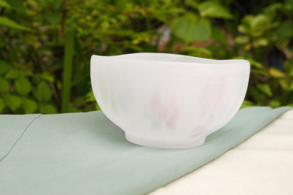 幻のガラス工芸パートドヴェール技法で制作した乳白色小花紋小鉢　茶わん 3枚目の画像