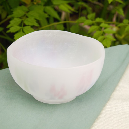 幻のガラス工芸パートドヴェール技法で制作した乳白色小花紋小鉢