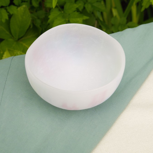 幻のガラス工芸パートドヴェール技法で制作した乳白色小花紋小鉢