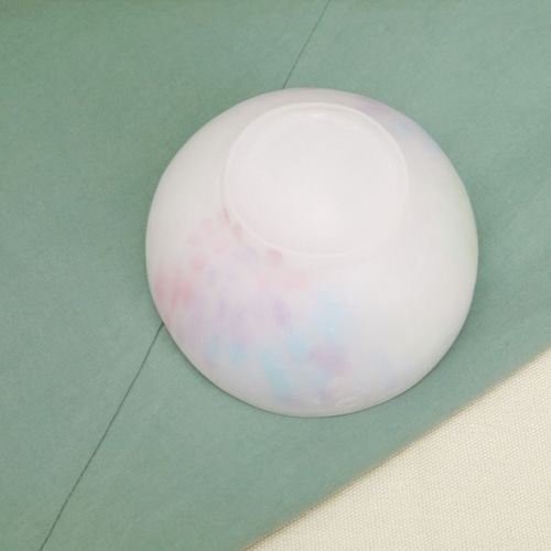 幻のガラス工芸パートドヴェール技法で制作した乳白色小花紋小鉢