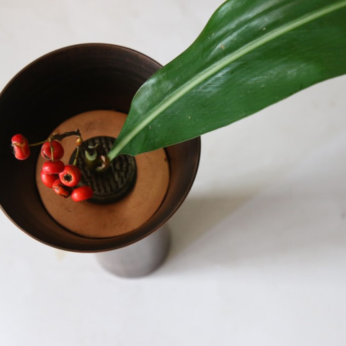 一輪生(小)あかね　青銅器　漆器 花瓶 黒色と赤色のグラデーション 約25cm 花器 demi 赤&黒 敷板付き 漆塗り 12-14003 漆器の井助
