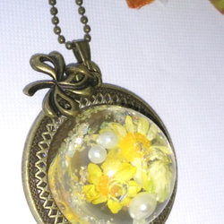 アンティーク風、黄色いお花のドーム型ネックレス 3枚目の画像