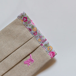 ハーフリネン プリーツマスク 小さめ きなり 裏国産サラシ ミシン刺繍 猫 ピンク 1枚目の画像