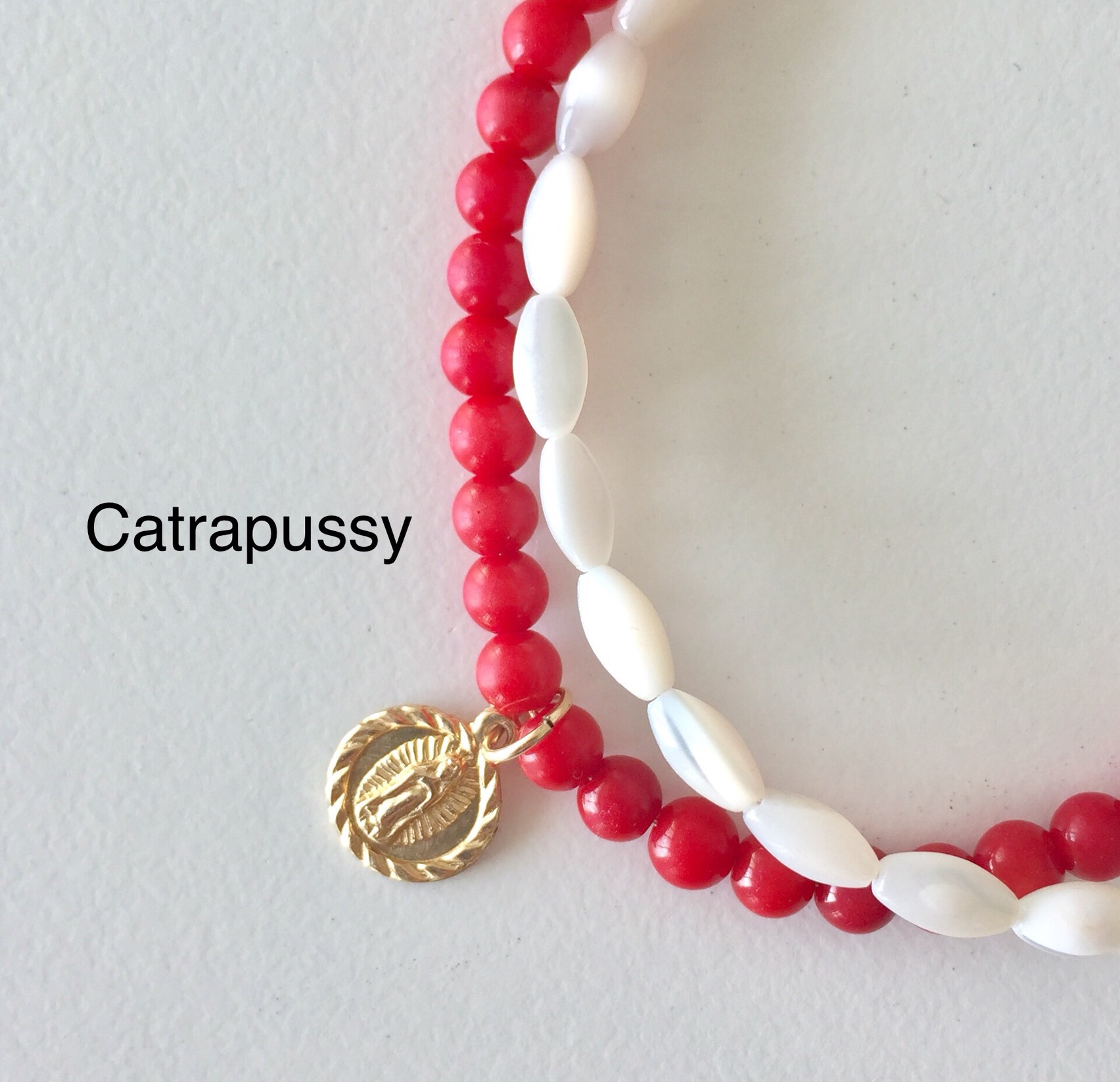 【k14gf】メダイ付きレッドコーラルとマザーオブパールの2連ブレスレット