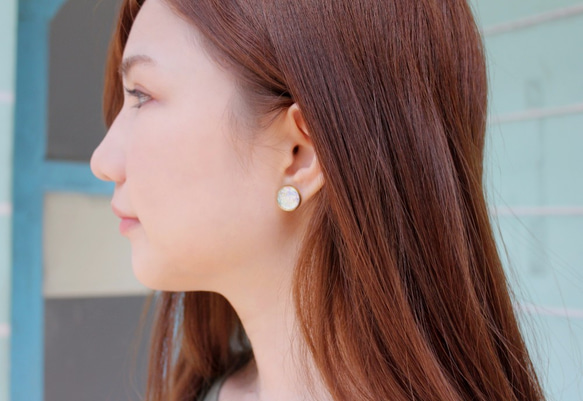 ◆hippie◆ Irised Mermaid Scale Long Chain Earring -WhiteLight 2枚目の画像