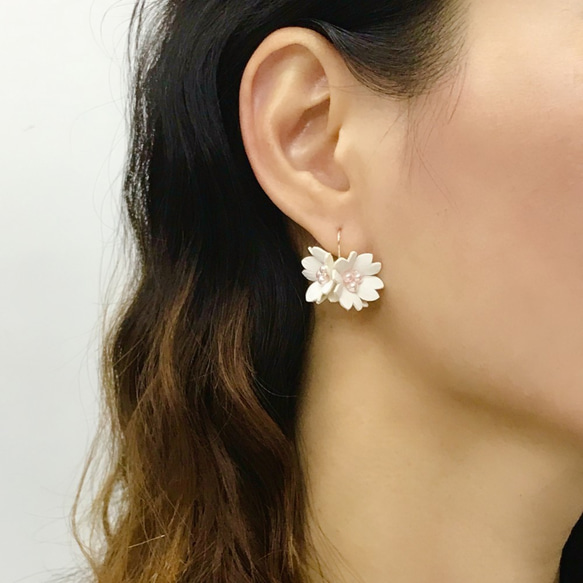 三朵皮革櫻花珍珠耳環│純銀耳鈎/耳針款式【花】 第5張的照片