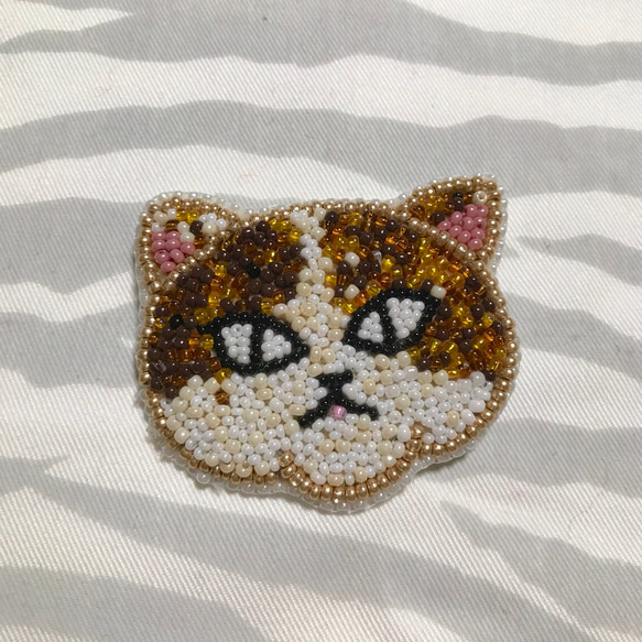 フテネコさんビーズ刺繍ブローチ 1枚目の画像