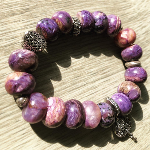 紫*様 超珍品激レア！‼︎ 老礦石　佛目龍六眼天珠 這串店主超喜歡🥰😍😍 喜歡紫色天珠的寶寶可以來欣賞欣賞😇 因為紫色