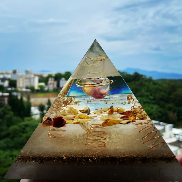 （sold 售罄）「幾何世界」 奧剛石能量金字塔 紫超七&密臘琥珀 第3張的照片