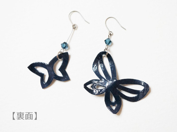【千代紙】アシンメトリーな蝶ピアス　藍染 3枚目の画像
