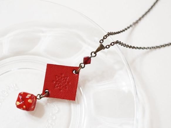 【千代紙×革】ミニキューブのネックレス　赤 1枚目の画像