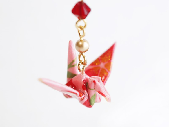 【千代紙】折り鶴ピアス　ピンク×赤 4枚目の画像