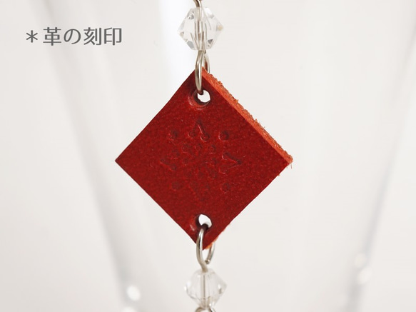 【千代紙×革】折り鶴ピアス　オフホワイト×赤 4枚目の画像