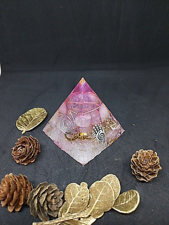 愛の魔法を封じ込めたピラミッドのオルゴナイト（アウトレット） 1枚目の画像