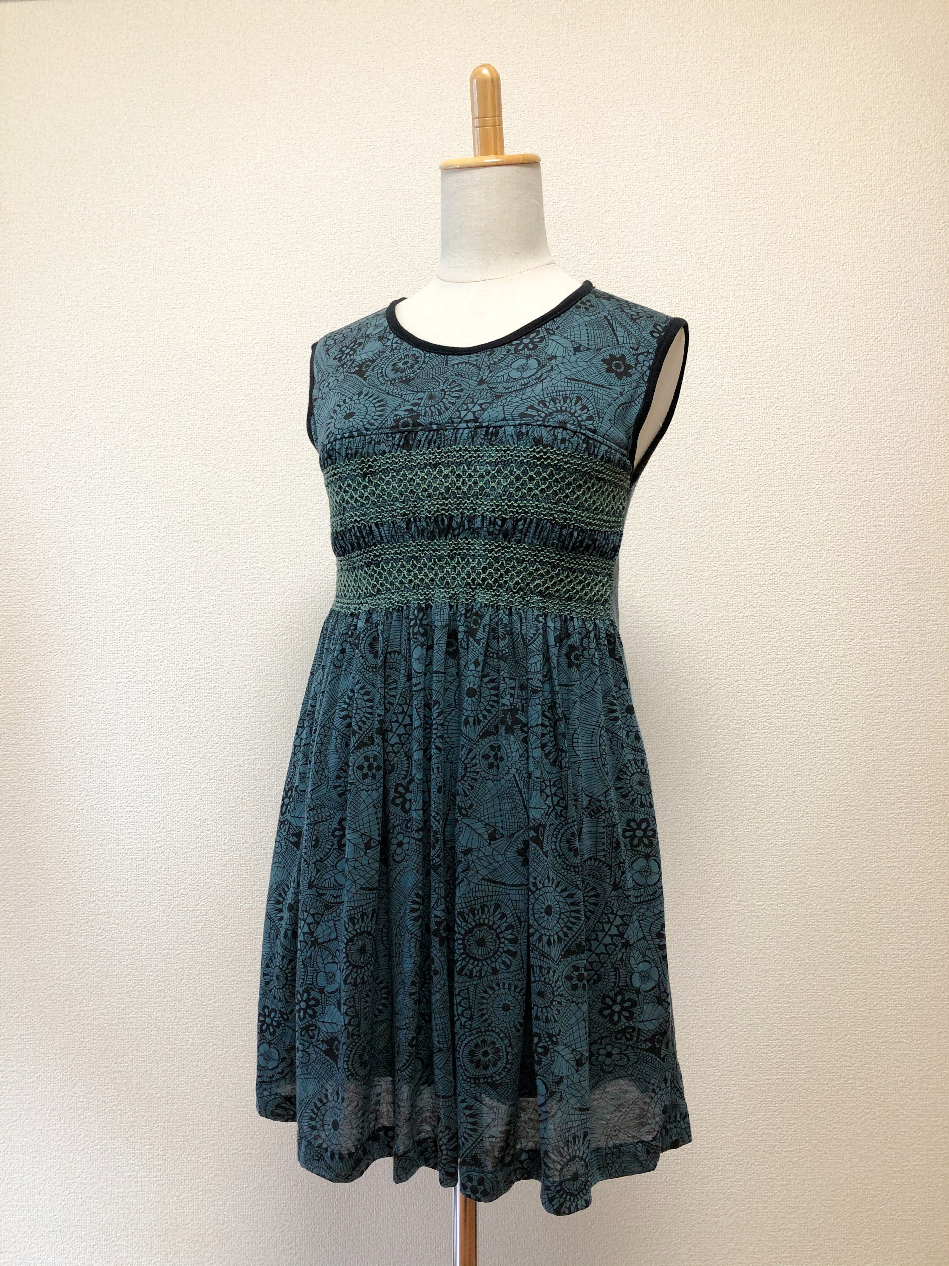 深碧カラーのスモッキングワンピース