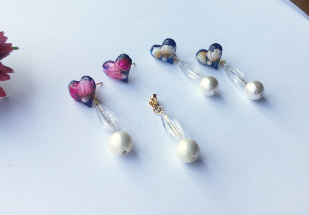 ハンドメイドアクセサリー　イヤリング　ドライフラワー 私のファンシー手作り*ハートドライフラワーイヤリングの耳/耳の
