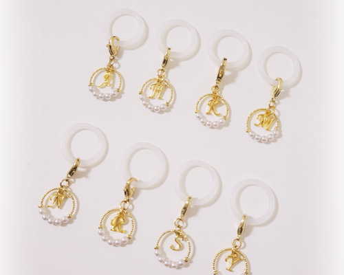【オーダー品】イニシャルりぼんチャーム チャーム プレートエンボス イニシャルR マットゴールド – 貴和
