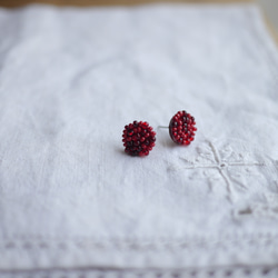 【ビーズ刺繍】赤いベリーのつぶつぶピアス 1枚目の画像
