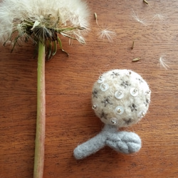羊毛ﾌｪﾙﾄ／たんぽぽ綿毛ブローチ 4枚目の画像