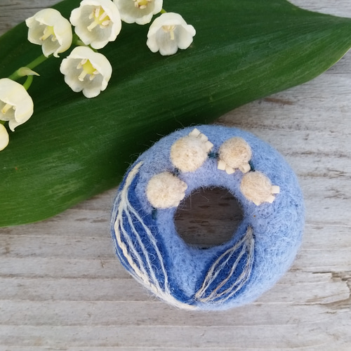 羊毛ﾌｪﾙﾄ／すずらんﾘﾝｸﾞﾘｰｽﾌﾞﾛｰﾁ ブローチ cogo. 通販 4062183｜Creema