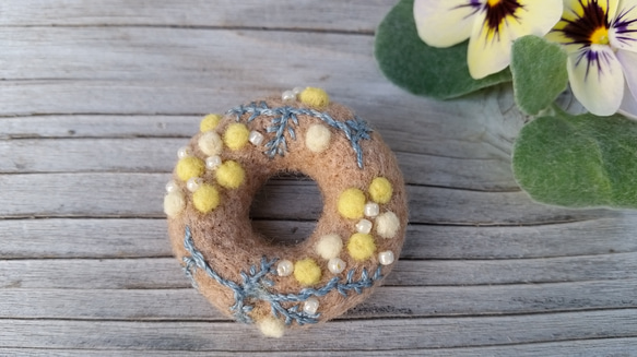 羊毛ﾌｪﾙﾄ／ミモザﾘﾝｸﾞﾘｰｽﾌﾞﾛｰﾁ ブローチ cogo. 通販 4098414｜Creema