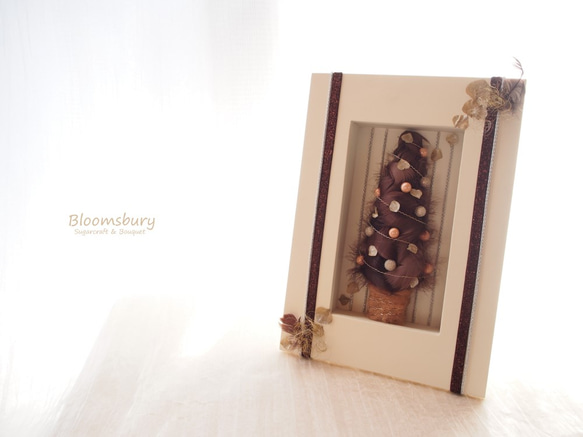 ブラウンフェザーのクリスマスツリーwith white フレーム 1枚目の画像