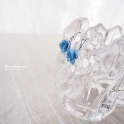 miniローズのシンプルピアス ~ Blue ~ 2枚目の画像