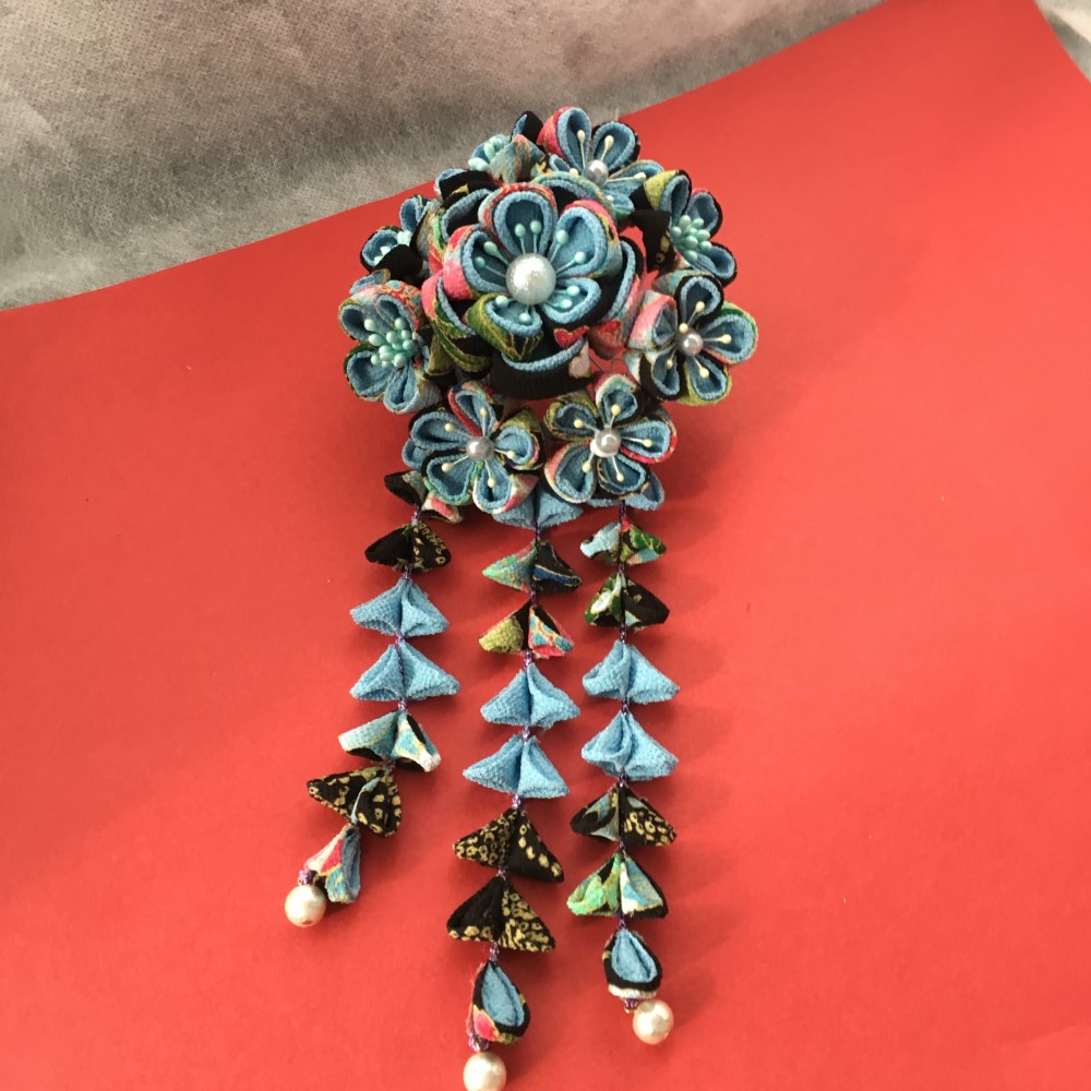 つまみ細工藤下がり簪（ブルーと黒柄）