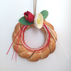 紅白椿と紅白水引きのパンで作ったしめ飾り 1枚目の画像