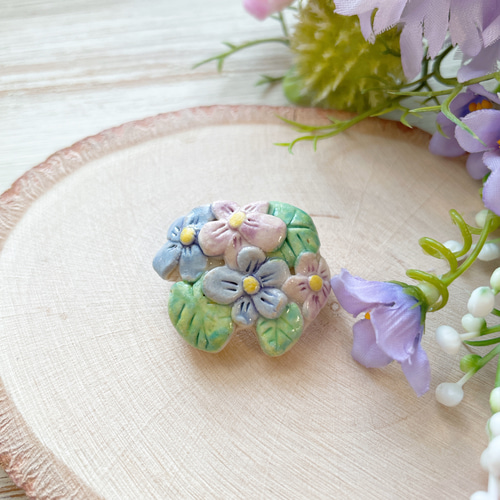 菫 レリーフ陶器ブローチ/小花 すみれ スミレ ブローチ waco ＊ neco