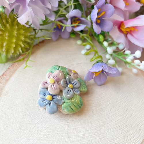菫 レリーフ陶器ブローチ/小花 すみれ スミレ ブローチ waco ＊ neco