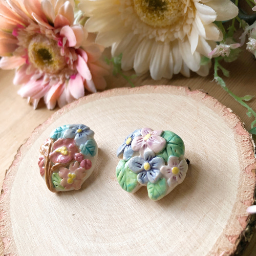 菫 レリーフ陶器ブローチ/小花 すみれ スミレ ブローチ waco ＊ neco